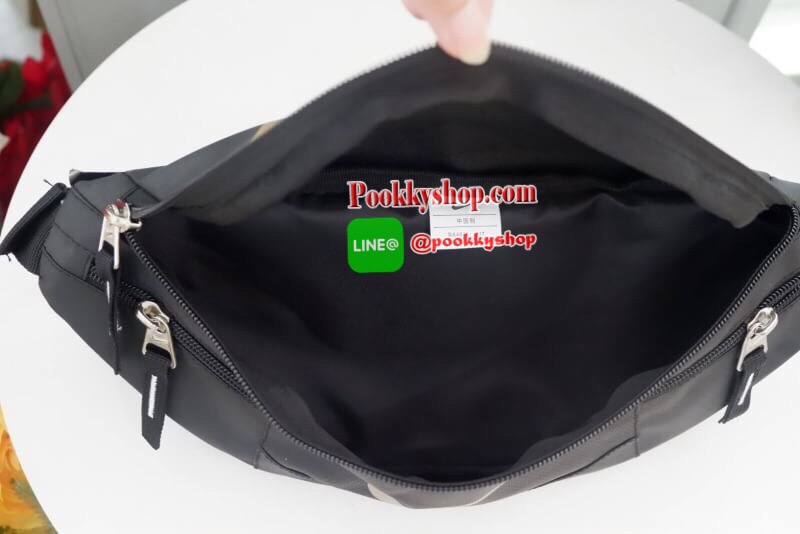 Brand : Nike กระเป๋าคาดเอว สะพายข้างใบใหญ่ เก็บของได้เยอะ ภายนอกมี2 ซิป ภายใน มีซิปเล็กไว้เก็บของ สายสะพายปรับได้ ใส่ได้ทั้งผู้หญิง และ ผู้ชาย