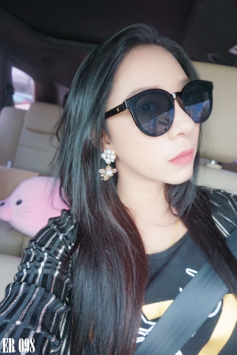 ต่างหูผึ้งแบร์นดัง ประดับมุก และคริสตัสสีพิเศษ ตัวเรือนเป็นสีทองเหลือง ฉลุร่องดำ แนววินเทจ สวยมากๆ