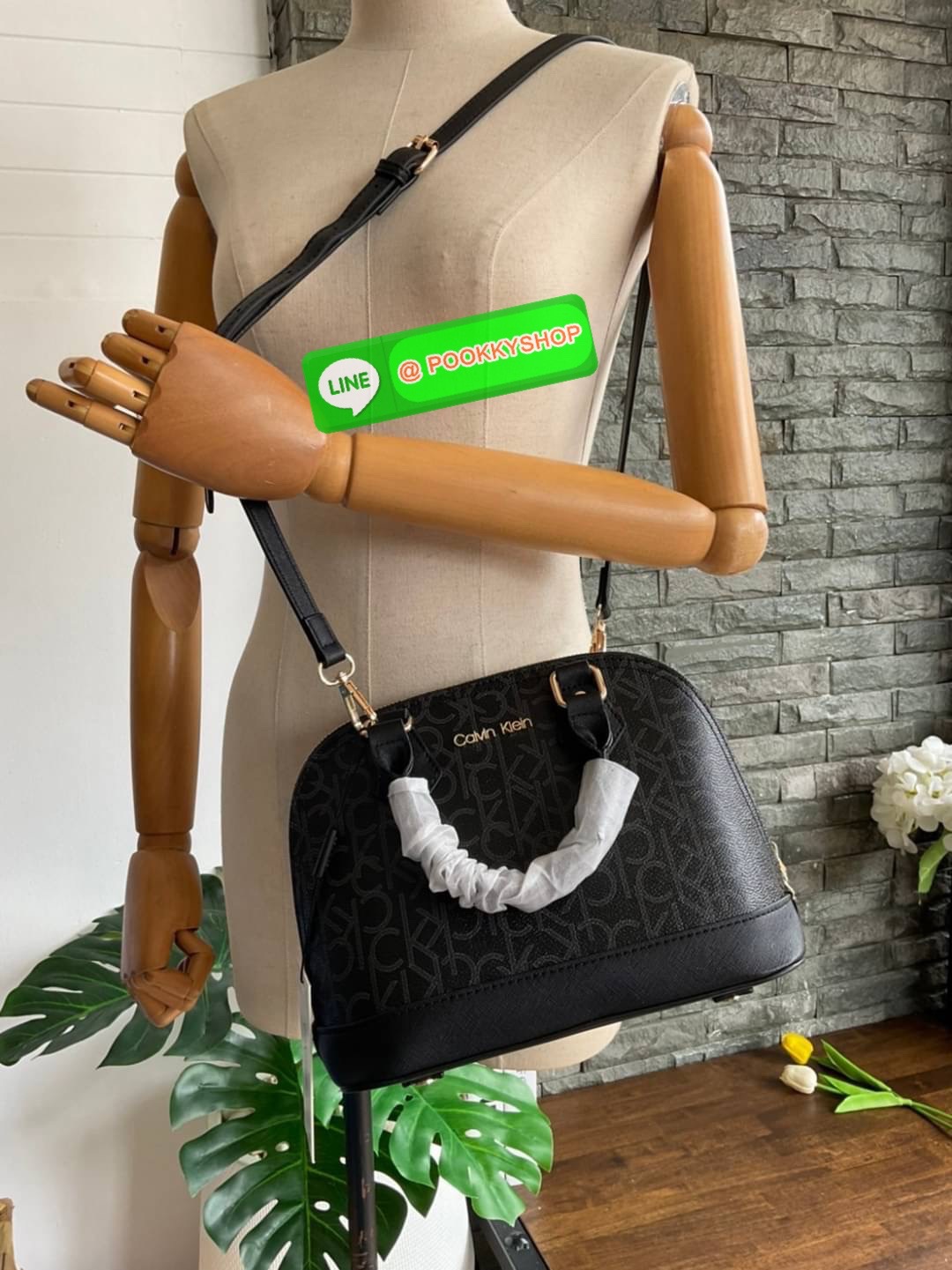 🚚 พร้อมส่ง 🚚 New arrival !! Calvin Klein Dome Mini Bag ( ขนาด 10” ) 💋สวยเก๋ ก่อนใครแน่นอนค่ะ ตามคำเรียกร้อง สวยหรูดูดีมาก สีสวยน่ารัก กระเป๋าสะพายแบบครอสบอดี้ ขนาดมินิ เป็นรุ่นที่ได้รับความนิยม แข็งแรงทนทาน จึงครองใจใครหลายคน วัสดุ