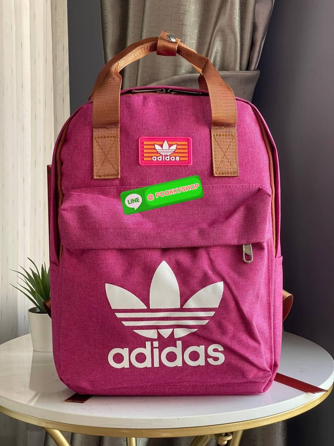 💕Adidas Classic Medium Backpack เป็นกระเป๋าเป้สะพายสามารถจุของได้ปานกลาง แต่มีช่องย่อยเพื่อให้สามารถจัดเก็บของได้อย่างเป็นระเบียบ เป็นกระเป๋าสุดคลาสสิกเพราะเป็นกระเป๋าดีไซน์เรียบง่าย เปิด-ปิดด้วยซิปรูด มาพร้อมกับซิปช่องเล็กด้านหลังช่วยให้หยิบของจา