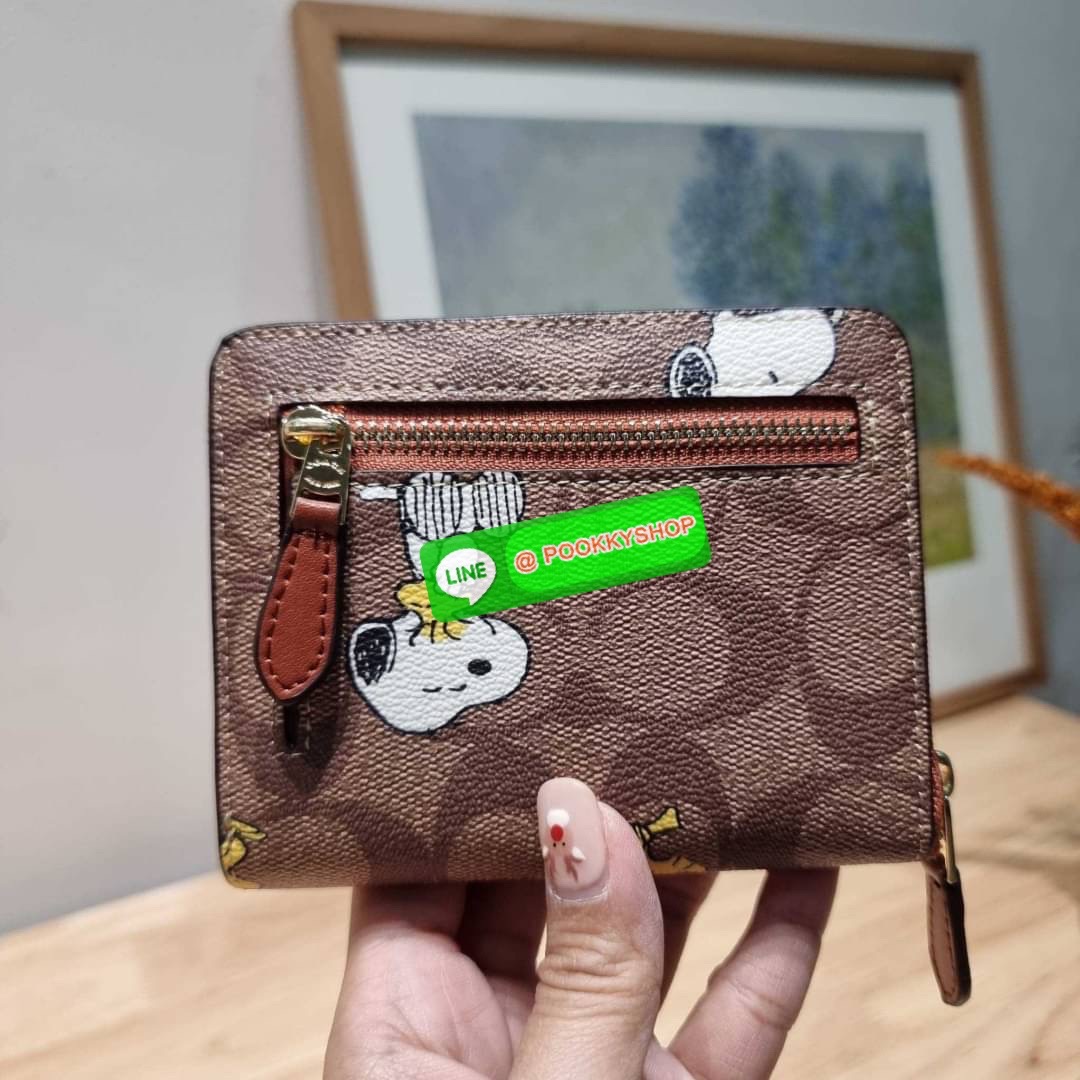 COACH CE708 COACH × PEANUTS SMALL ZIP AROUND WALLET IN SIGNATURE CANVAS WITH SNOOPY PRESENTS PRINT น้องใหม่เกินเบอร์กว่าเดิม กับกระเป๋าสตางค์ใบสั้น คอลใหม่จากเหล่าการ์ตูนสุดรัก ขนาดพกพาสะดวก ฟังก์ชั่นการใช้งานหลากหลาย ไม่ว่าจะช่องใส่บัตร ช่องใส่ธนบัตรที่ส