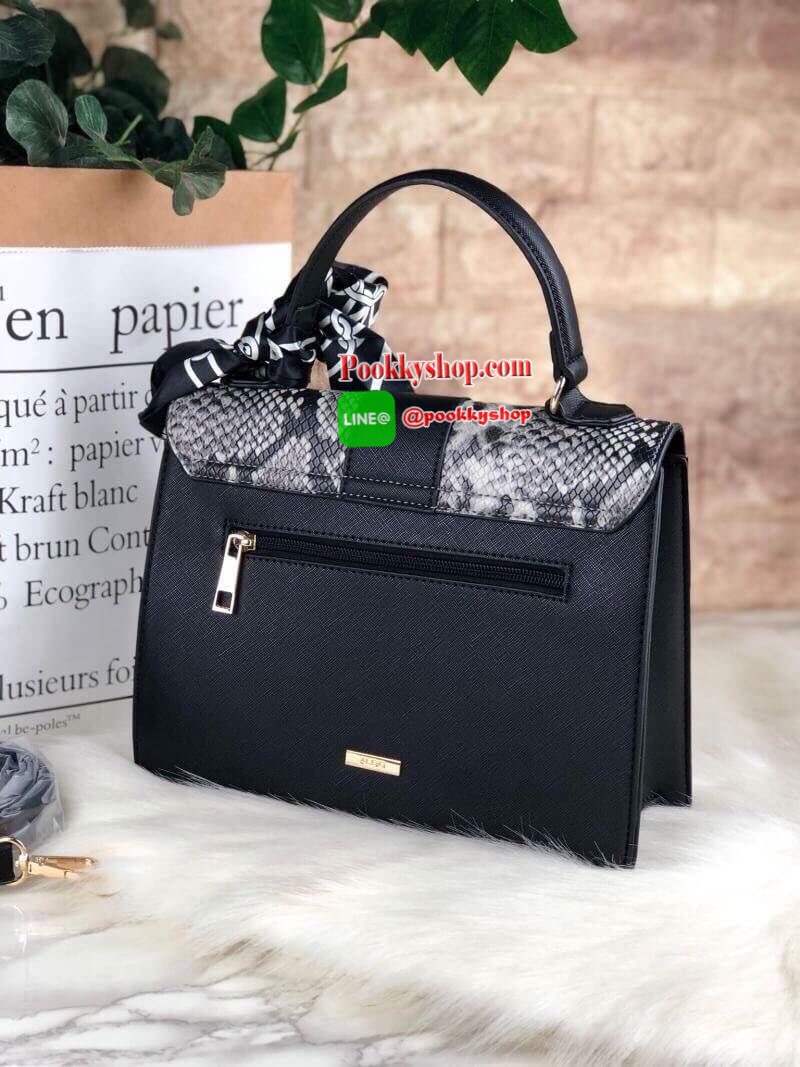 New!! ALDO DETAIL CROSSBODY BAG กระเป๋าถือ/สะพายข้างวางอยู่ทรง แต่งดีเทลเล่นสลับสีที่ตัวฝากระเป๋า พร้อมแต่งผ้าทวิลลี่มาให้ 1 เส้น ด้านหลังมีช่องซิป 1 ช่องเล็ก เปิดปิดแบบหมุนตัวล็อก ด้านในเป็นช่องกว้างจุของ ใส่กระเป๋าเงินใบยาว/iPad mini/iPhone plus ได้สบาย