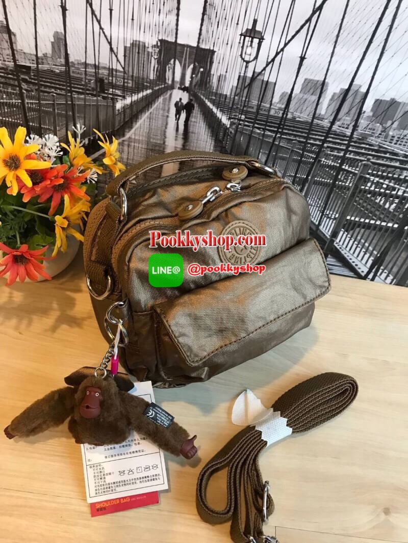 Kipling Messenger Nylon Bag กระเป๋าสะพายทรงเหลี่ยมขนาดมินิ สามารถถือ/สะพายสายคู่ สะพายสายเดี่ยวและสะพายเป้ มีหลายช่องใช้งาน ด้านหน้าเป็นช่องเล็กใส่ของจุกจิก ซิปคู่ด้านหน้าภายในมีช่องเล็กแยกเป็นสัดส่วน ซิปเดี่ยวด้านหลังกว้างเพิ่มช่องใส่ของได้อีก1ช่อง ขนาดก