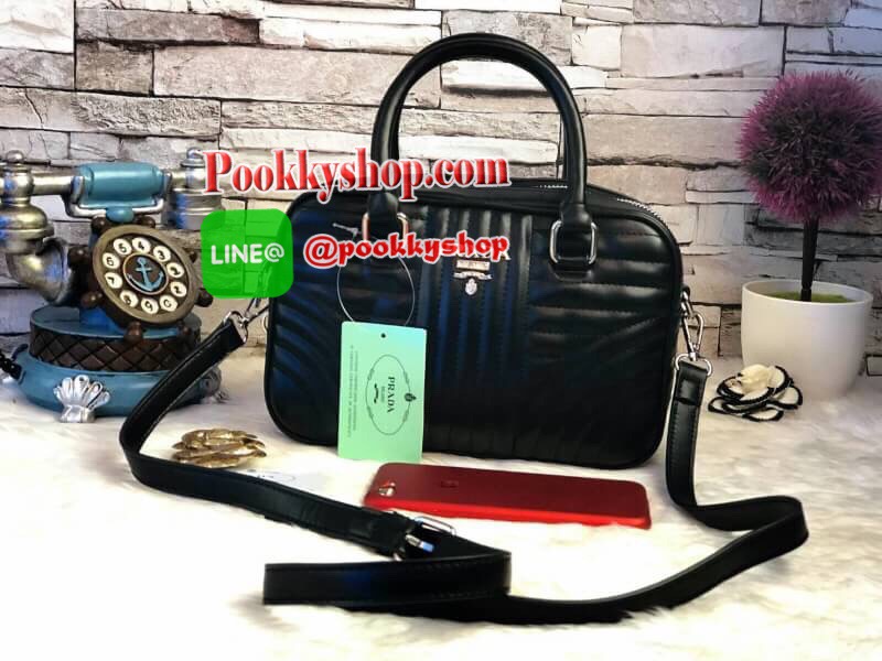 Prada Small Leather Shoulder Bag 💯 กระเป๋าสะพายขนาดกำลังดี สวยหรูอยู่ทรงด้านหน้าประดับโลโก้อะไหล่ มาพร้อมสายสะพายหนัง ภายในมีป้ายหนังโลโก้ ช่องซิปและช่องเล็ก ซับในสกรีนลายตามแบบฉบับของแบรนด์ ใส่มือถือ ipad mini ,iphone8+ กระเป๋าสตางค์ยาว ของจุกจิก