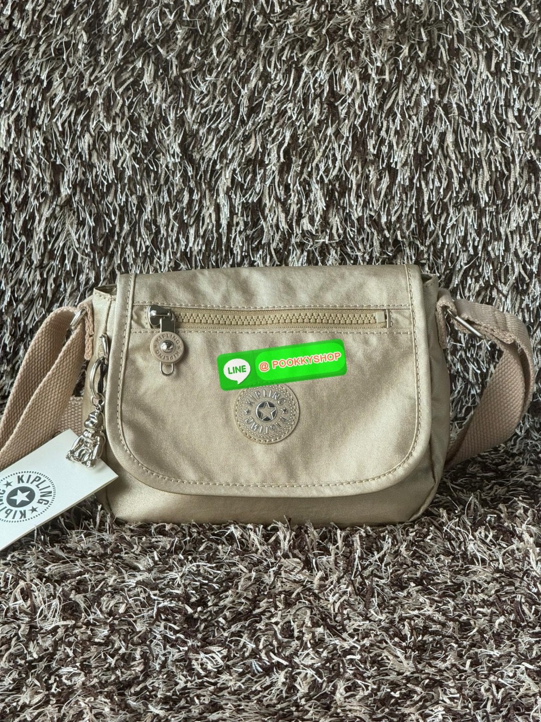 Kipling Sabian Crossbody Mini Bag (AC8280) เป็นอีกหนึ่งกระเป๋าขนาดกะทัดรัด สามารถจัดเก็บของได้เป็นระเบียบ และใส่สิ่งของจำเป็นได้มากกว่าที่คิด โดยมีช่องใส่ของมากมายทั้งด้านหน้า 1 ช่อง ด้านในของกระเป๋า 2 ช่อง อีกทั้งสายสะพายยังสามารถปรับความสั้นยาวได้ตามต้อ