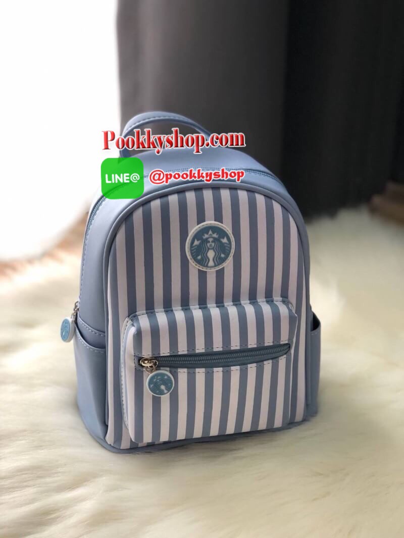 STARBUCKS BACKPACK กระเป๋าเป้สุดน่ารัก ขนาดกำลังพอเหมาะสำหรับใส่ของระหว่างวัน และช่องจัดเก็บอีกหลากหลายรูปแบบ ดีไซน์สวยนับเป็นอีกหนึ่งกระเป๋าเป้ที่พร้อมให้คุณได้สะพายออกไปข้างนอกได้ทุกวันอย่างมั่นใจ เพราะแมทช์เข้ากับทุกลุค รุ่นนี้แนะนำเลยค่า