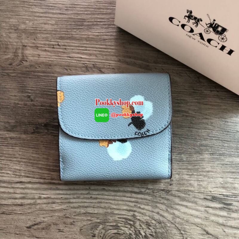 COACH Small Wallet in Floral Print Coated Canvas กระเป๋าสตางค์ใบสั้น สามารถใช่งานได้ทั้งด้านหน้าและด้านหลัง ด้านหน้าเปิด - ปิดด้วยกระดุม ภายในมีช่องใส่บัตรและธนบัตร ด้านหลังเปิด - ปิดด้วยกระดุม มีช่องสำหรับใส่เหรียญ