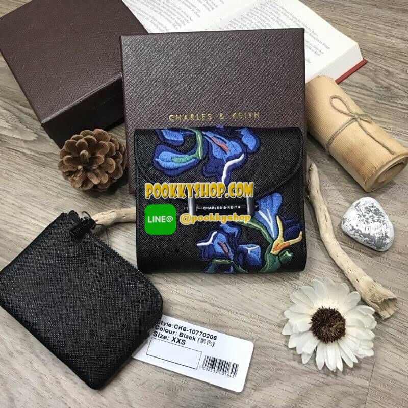 พร้อมส่งความน่ารัก! BEST SELLER! CHARLES & KEITH Peforated Wallet กระเป๋าสตางค์ใบสั้นพับ3ตอนรุ่นยอดนิยมวัสดุหนัง Saffiano สีดำประดับลายดอกไม้ Van Goh คลาสสิค ดีไซน์สวยเก๋ไม่ซ้ำใคร ด้านหน้าปั้มโลโก้เปิดปิดด้วยกระดุมเเม่เหล็ก ภายในมีกระเป๋าเล็กช่องซิปสำหรับ