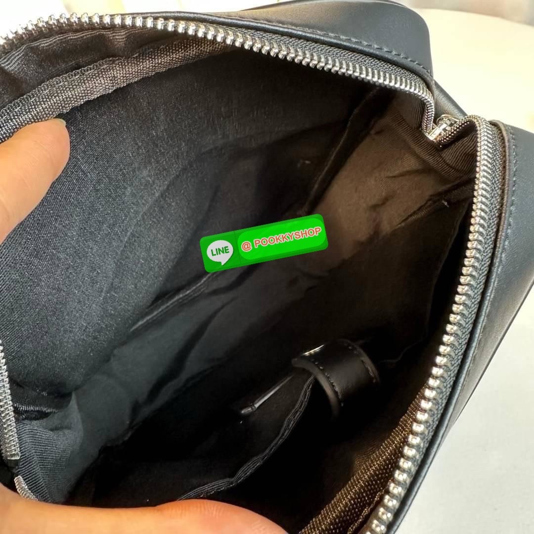 กระเป๋า Coach CHARCOAL/BLACK (COACH F54788) กระเป๋าสะพายซิกเนเจอร์เคลือบ PVC พร้อมขอบหนังปิดด้วยซิป ซับในผ้าด้านนอก: กระเป๋าแบบเปิดด้านหน้าหนึ่งช่องและกระเป๋าแบบเปิดด้านหลังหนึ่งช่อง ด้านในมีซิปและกระเป๋าเอนกประสงค์ สายปรับได้สำหรับสะพายไหล่หรือสะพายข้าง