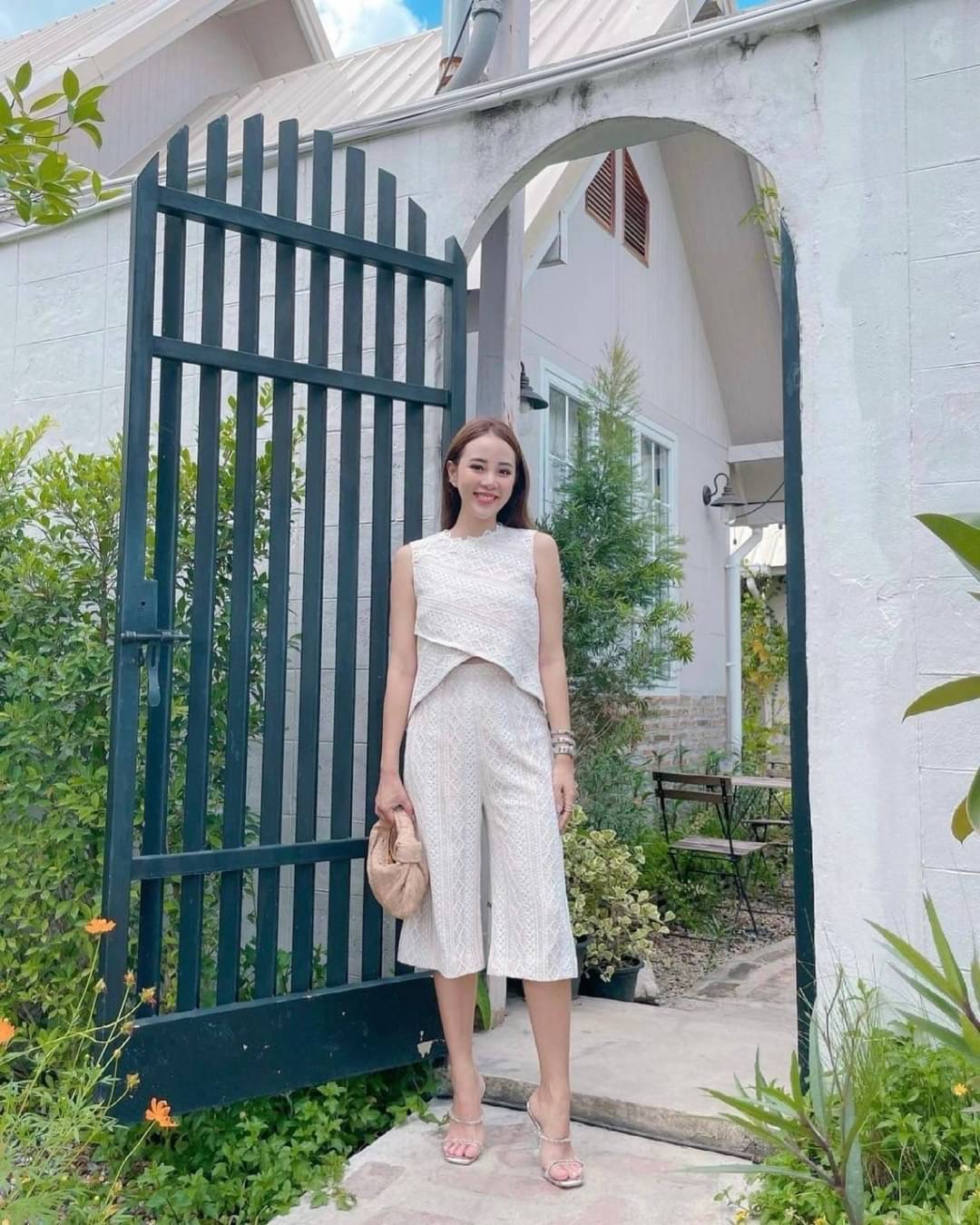 Set เสื้อแขนกุดปลายวียาว กางเกงขา 6 ส่วน ผ้าลูกไม้สีขาว เคลือบผ้าซับในสีครีม งานจริงสวยมากกกก บอกได้เลยว่าลุคนี้ดูรวยค่า