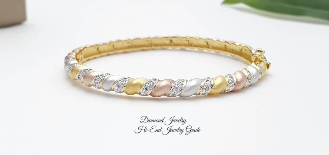 New Arrival !!!!! Diamond Bangle กำไลข้อมือล้อมเพชรรอบวง งาน 3 กษัตริย์ งานทอง 5 ไมครอน งานอย่างดีค่ะ รับประกันคุณภาพเลยค่ะ รุ่นนี้ดีไซส์สวย ใช้แม่พิมจากร้านเพชรเลยคะ งานสวยมากกกก ใส่ออกมาดูดี หรูหรา แม่ค้าแนะนำอย่างแรงค่ะ รุ่นนี้ตกแต่งด้วยเพชรสวิสนะคะ เพ