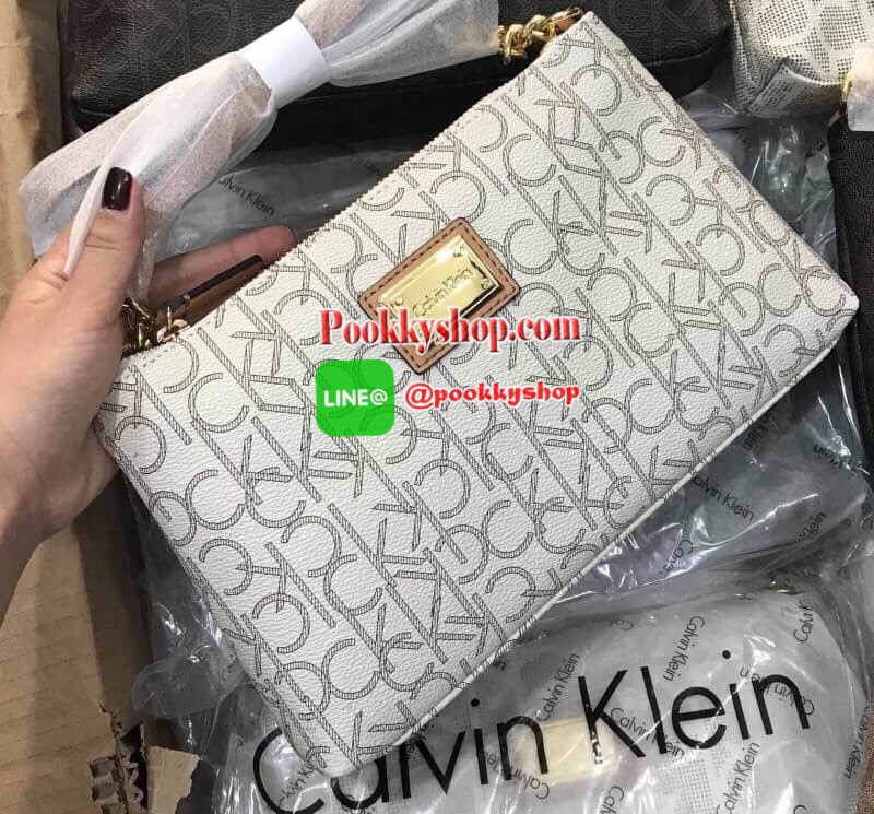 New arrival !!! Calvin Klein Crossbody Bag กระเป๋าสะพายขนาดน่ารัก วัสดุ PVC คุณภาพดี หนังนิ่ม น้ำหนักเบา ตัวกระเป๋าออกแบบลาย CK ทั้งใบ ด้านหน้าประดับด้วยโลโก้แบรนด์สวยหรู หัวซิปเป็นหนังง่ายต่อการใช้งาน ช่องหลักเปิดปิดกระเป๋าด้วยซิป ด้านในโล่งกว้าง มีช่องซ