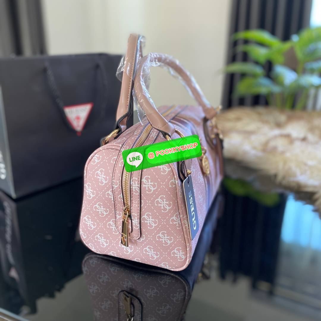 GUESS JENSEN BOX SATCHEL กระเป๋าทรงหมอน ประดับพวงกุญแจโลโก้แบรนด์ด้านหน้ากระเป๋า มีหมุดรองฐานตั้งอยู่ทรง มาพร้อมกับสายสะพายยาวปรับระดับได้ ภายในซับในตราแบรนด์อย่างดี รุ่นนี้สวยงามมากค่ะ สินค้าถ่ายจากงานจริง ใครได้ไปรับรองไม่ผิดหวัง❤️