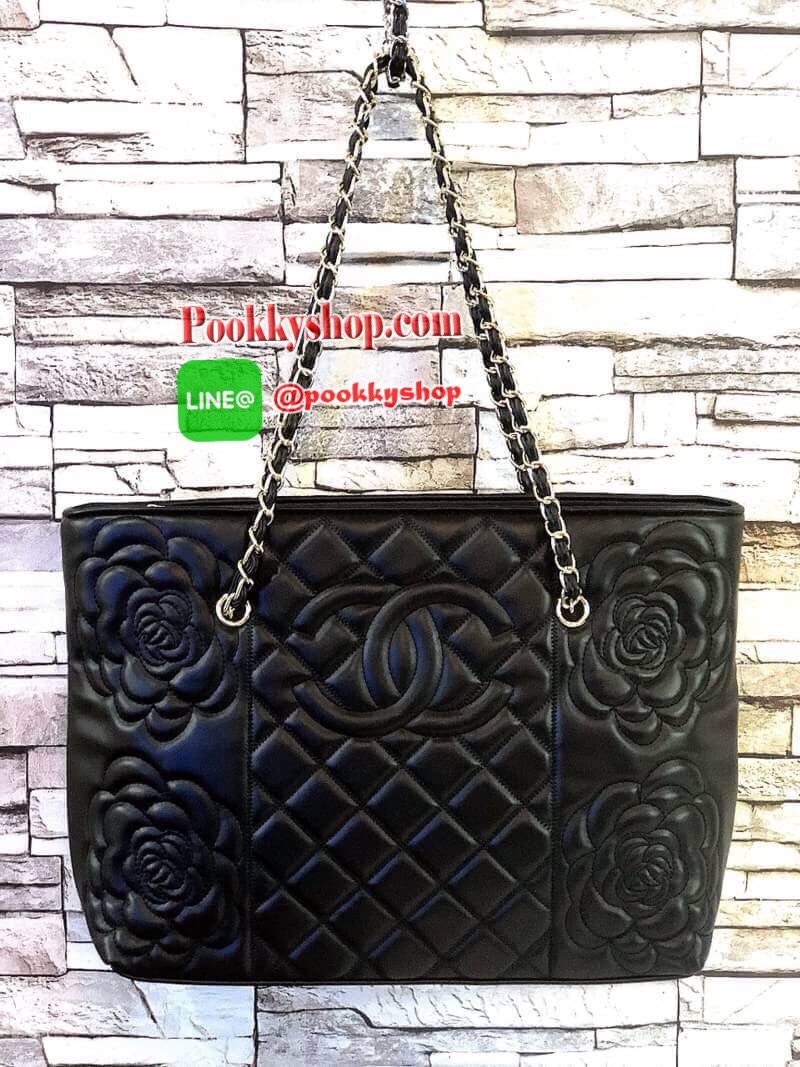 CHANEL TOTE BEAUTY วัสดุหนังแกะสังเคราะห์สัมผัสนิ่มมือ ลายcc และดอกคามีเลียตามแบบฉบับของแบรนด์ คุณภาพดีทนทาน เปิด-ปิดด้วยซิปอะไหล่ทอง ฐานรองหมุด4มุม ภายในมีช่องใส่ของจุกจิก สายสะพายไหล่สบาย จุของได้เยอะน้ำหนักเบา ซื้อใช้เองหรือฝากเป็นของขวัญก็สุดคุ้มค่ะ ส