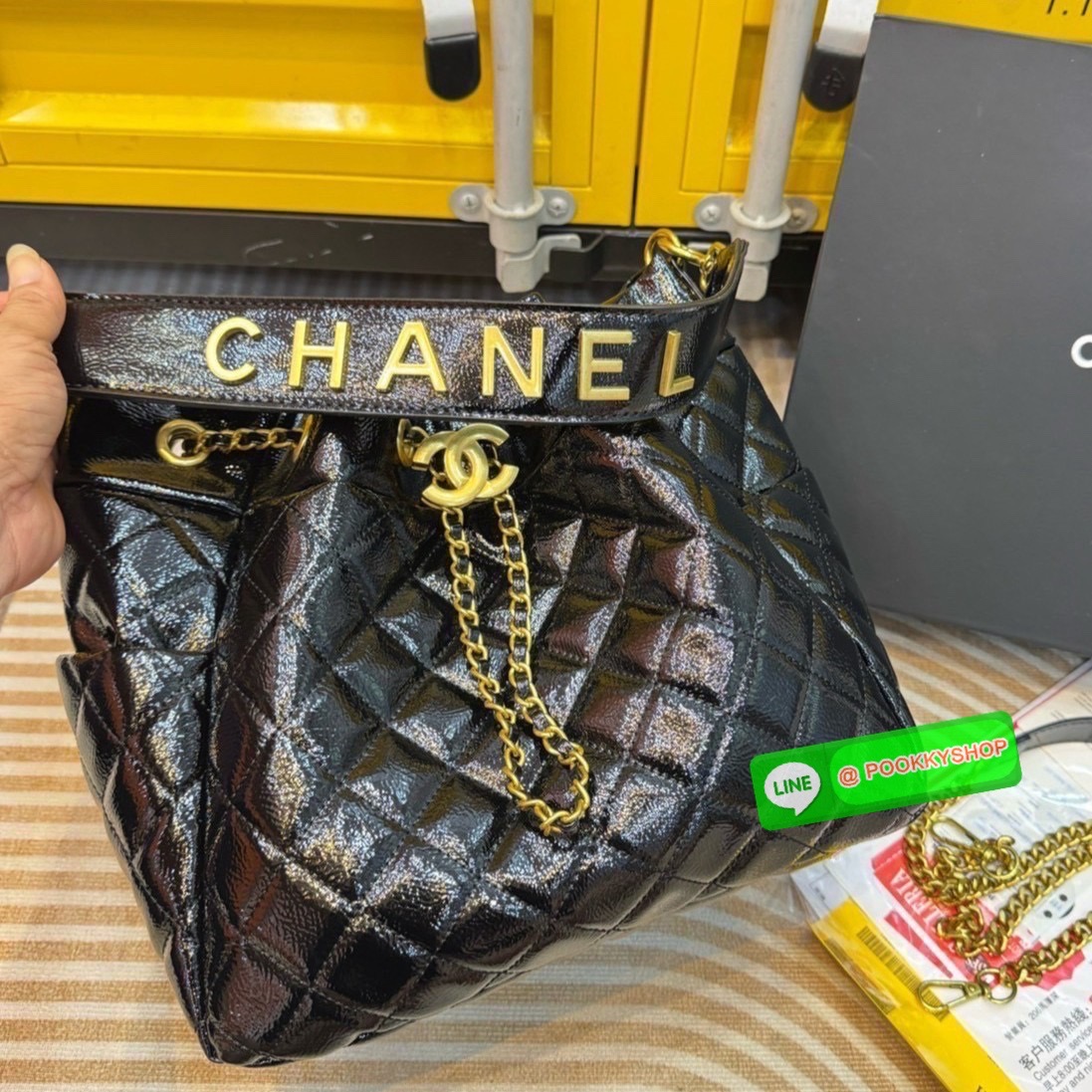 🕊️ พร้อมส่ง | Chanel Bucket Bag กระเป๋าสะพายทรงบัคเก็ต สายสะพายโดดเด่นด้วย font โลโก้สีทองสวยหรู มีช่องใส่ของด้านข้างตอบโจทย์การใช้งานได้ดี ภายในโล่งกว้าง จุของได้เยอะ คุ้มค่ามากๆ ใบนี้งานจริงคือสวย 😎 สะพายไปคาเฟ่ชิคๆ ถ่ายรูปสวยๆ รับรองควา