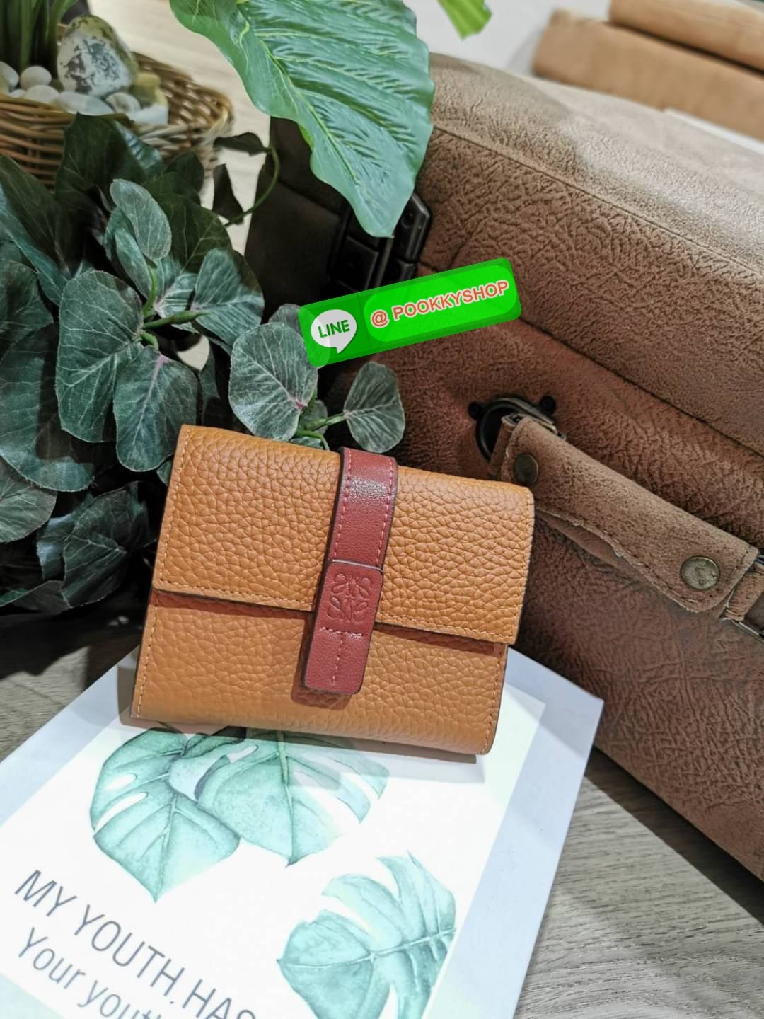 ✴️Don't Miss!✴️NEW! LOEWE SHORT WALLET VIP GIFT WITH PURCHASE กระเป๋าพรีเมี่ยมกิ๊ฟ Limited จาก LOEWE DUTYFREE COUNTER วัสดุหนังแท้เทคเจอร์สวยอยู่ทรงปั้มโลโก้แบรนด์ด้านหน้าเปิดปิดด้วยกระดุม ภายในมีทั้งช่องใส่รูป ช่องใส่ธนบัตร ใส่แบงก์พัน