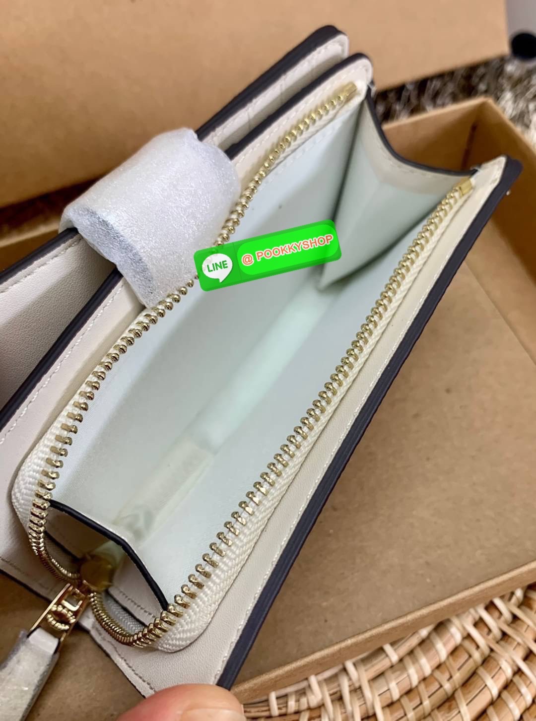 COACH MEDIUM CORNER ZIP WALLET WITH DANDELION FLORAL PRINT ((2855)) พร้อมส่งความสวย แถมความหมายดีด้วยค่ะ! กระเป๋าเงินใบกลาง ลายดอก Dandeloin ทั้งใบสวยงามมากๆนะคะ มีช่องใส่ธนบัตรหนึ่งช่อง;ช่องใส่บัตรได้ถึง10ช่อง;และช่องซิปสำหรับใส่เหรียญอีกหนึ่งช่องค่ะ &#x