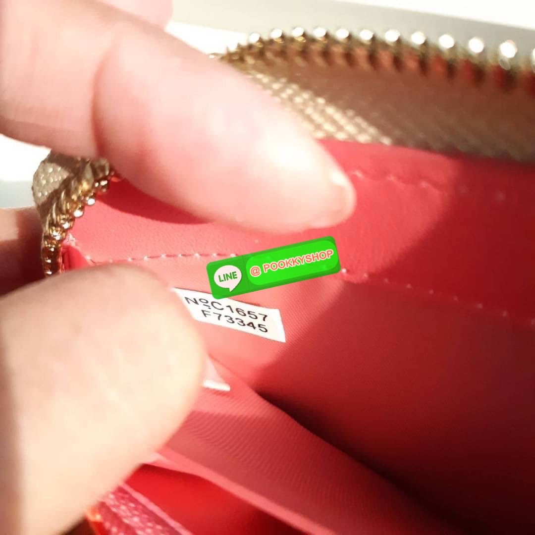 COACH F73345 ACCORDION ZIP WALLET IN SIGNATURE WITH LILY PRINT กระเป๋าสตางค์ใบยาว ลวดลายดอกลิลลี่ (lily)(lily)(lily) สีละมุนน่าใช้สุดๆ วัสดุหนังแคนวาสเคลือบ เปิด-ปิดด้วยซิปรอบ รูดใช้งานง่าย ใส่มือถือได้ ใส่บัตร ใส่ธนบัตรได้สบายๆ สวยเกินราคาแบบนี้ สาวๆห้าม