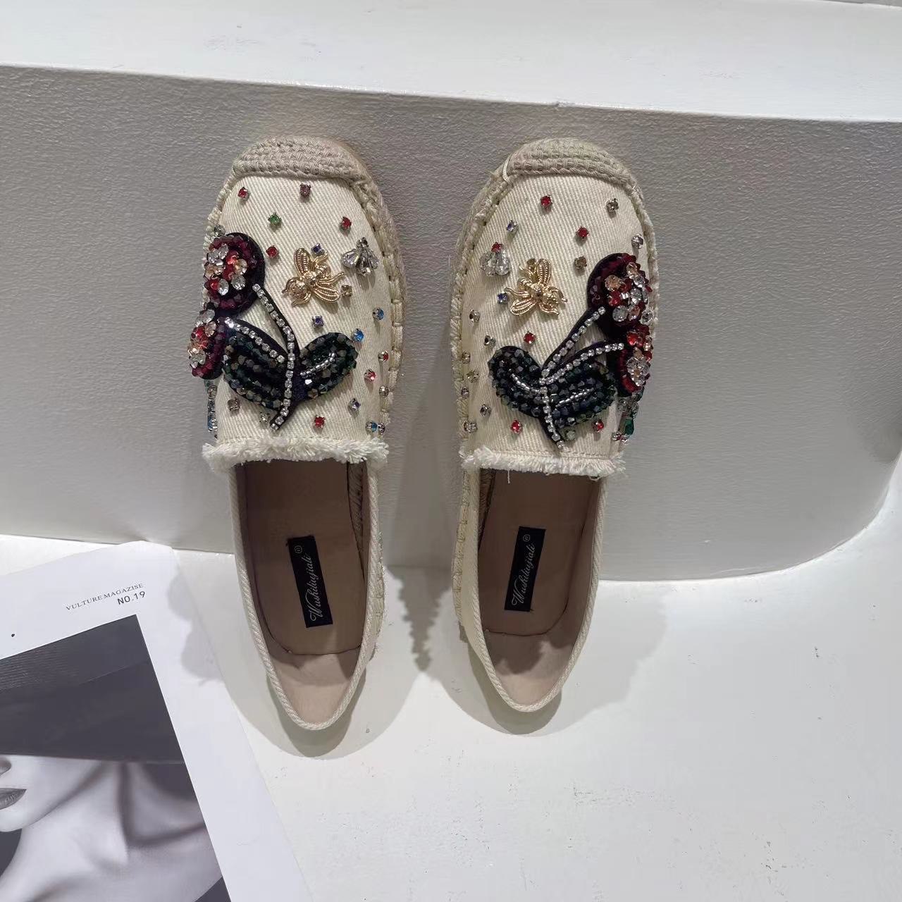 พร้อมส่งคะ cherry slip on 🍒🍒งานsignature ของทางร้าน 💎เพชรเวอวังอลังการ สวยยืน1 🥇มาแล้วจ้า🎊ทรงสวยอย่างดี👍 งานเกร๋เรียบหรูดูแพง 👑ตัวนี้ห้ามพลาด🥳ใส่สบายจะแมตช์กับกางเกง👖หรือกระโปรงǴ