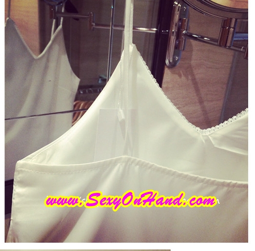 ชุดนอน คุณหนู ชุดนอนสายเดี่ยว ชุดนอน กางเกง ผ้าไหม สีขาว เนื้อผ้านุ่ม ลื่น ใส่สบาย ตัวเสื้อ แต่งชายเฉียง กางเกง แต่งชายด้วยลูกไม้ซีทรู สีขาวเข้ากับตัวชุด