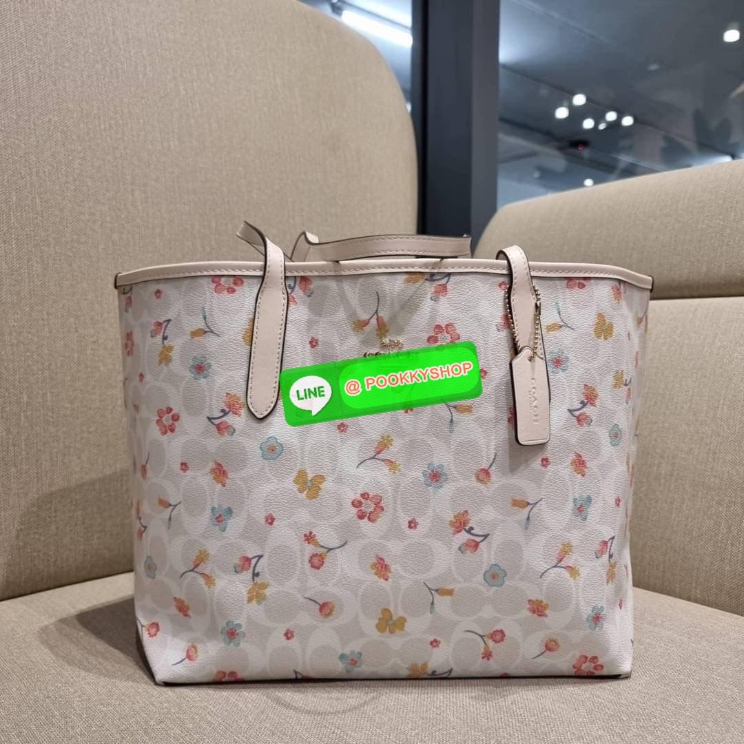COACH C8614 CITY TOTE IN SIGNATURE CANVAS WITH MYSTICAL FLORAL PRINT กระเป๋าทรงโท้ทใบใหญ่ คอลเลคชั่นใหม่ สวยโดดเด่นมากๆ สวยน่าใช้ไปอีกด้วยลวดลายดอกไม้หลากหลาย ใบนี้ใส่ของได้ของครบครัน จุได้แบบไม่ต้องกลัวเต็ม!! วัสดุหนังแคนวาสคุณภาพดี ปากกระเป๋าเปิด-ปิดด้ว