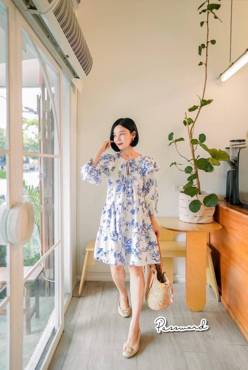 เดรสแขนพองผ้าเนื้อนุ่มเย็นสบาย ลายดอกโทนฟ้าขาว สีสวยสบายตา คอปกระบายน่ารักกก ลูกค้ารูดความกว้างช่วงคอผูกโบว์เข้าได้ตามชอบเลยนะคะ งานมีซับใน ใส่ไปทริปไหนก็สวยชิลค่ะ