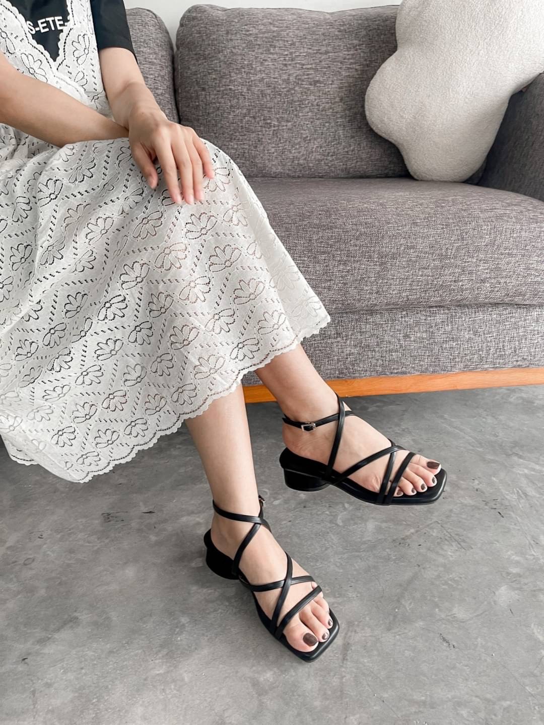 รองเท้าส้นสูงกำลังดี 1.5 นิ้ว ใส่เดินไม่เมื่อย มีสายรัดข้อ ใส่ได้หลายโอกาส พื้นปูฟองน้ำหนาพิเศษ นุ่มมากๆ สายรัดข้อเป็นตะขอเกี่ยว ใส่ง่ายค่า