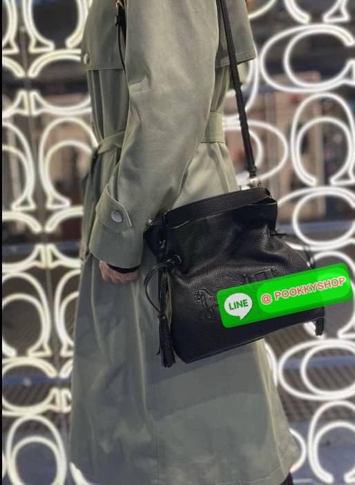 COACH ANDY CROSSBODY WITH HORSE AND CARRIAGE (COACH CA213) กระเป๋าสะพายคอสบอดี้ ดีไซต์สุดเก๋ วัสดุหนังแท้ทั้งใบ กระเป๋าเอนกประสงค์ ด้านในมีซิป รูดปิดด้วยเชือกและกระดุมแม่เหล็ก ซับในด้วยผ้า ด้ามถอดได้ ดรอป 5 1/4"สายสะพายถอดได้ สายสะพายยาว 21" สำห