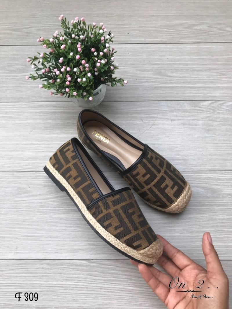 Fendi Shoes ผ้าใบแบบสวม Fendi วัสดุcanvas ทอลาย แบรนด์ แต่งขอบด้วยปอถัก งานพื้นตีแบรนด์ คู่นี้ทรงสวยคะ น้ำหนักเบาสวมใส่สบายเท้า มา 1 สี นะคะ