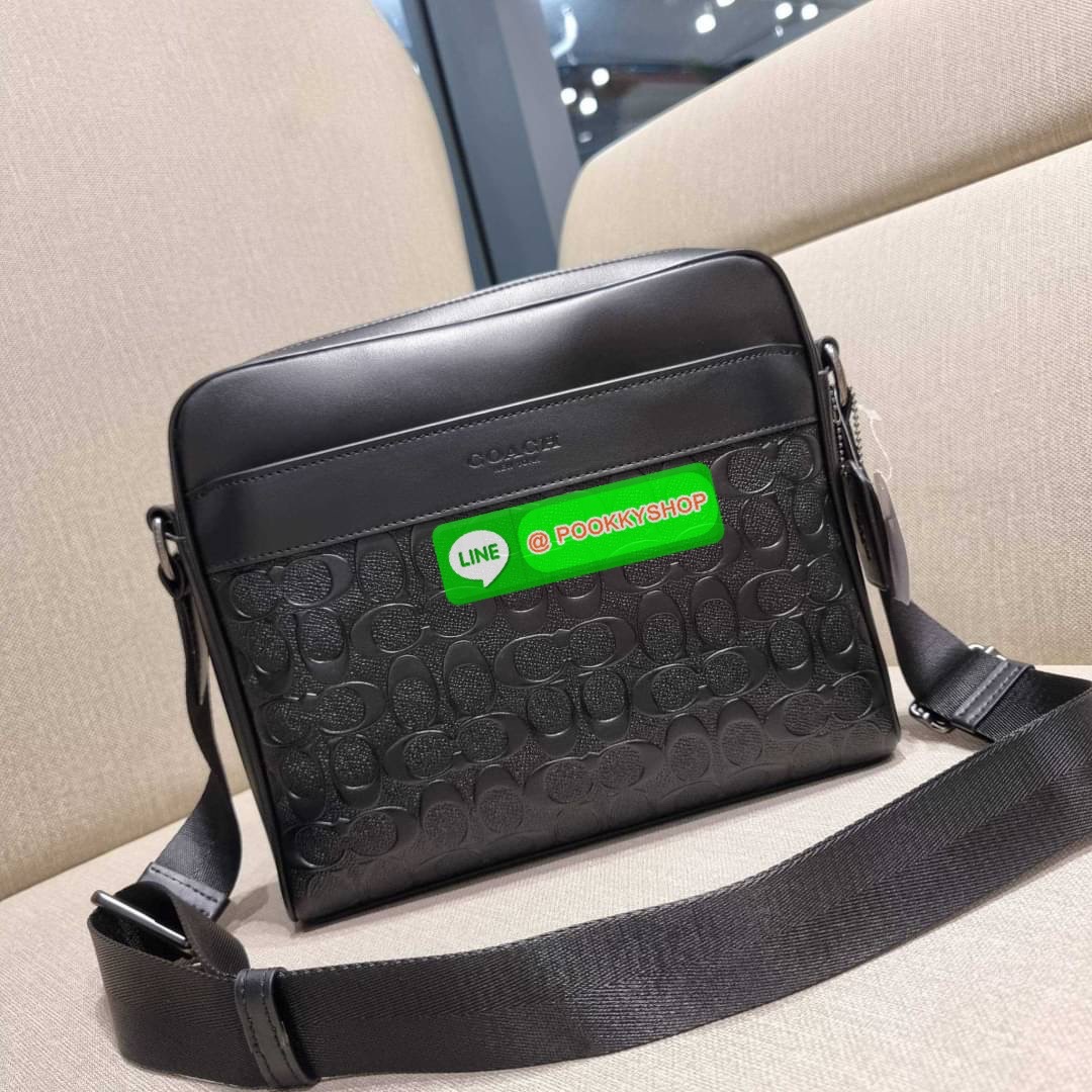 COACH F28455 CHARLES CAMERA BAG IN SIGNATURE LEATHER รุ่นสุดฮิตที่หนุ่มๆเค้ารู้กัน กับกระเป๋าสะพายข้างทรงแมสเซนเจอร์ ที่อัพเลเวลความหรูด้ายลายปั๊มซิกเนเจอร์นูน บนวัสดุหนัง crossgrain ตัดสลับด้วยหนังแท้ สัมผัสดีทั้งใบ มีช่องซิปให้ด้านหน้า และช่องย่อยด้านหล