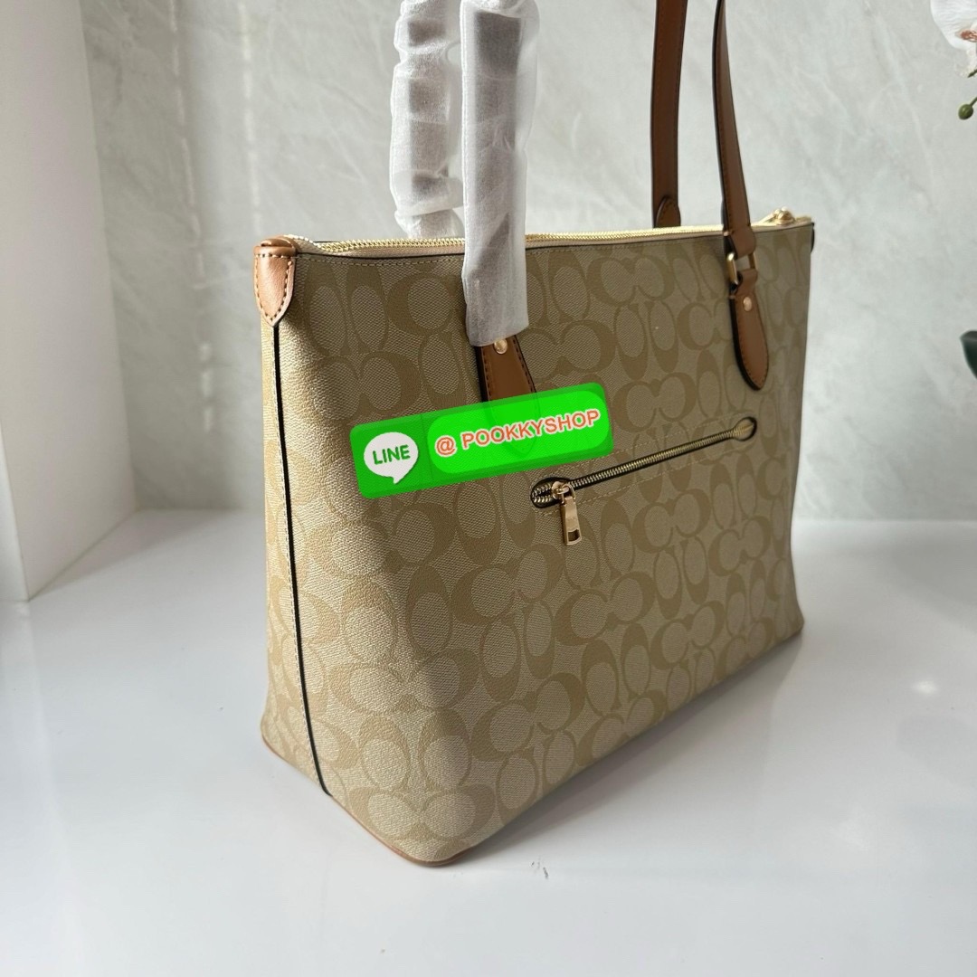 Coach Gallery Tote In Signature Canvas With Stripe (CR121) 🔖กระเป๋าทรงโท้ทใบใหญ่ ทรงช้อปปิ้ง โดดเด่นด้วยหนังตัดแทบด้านหน้า 🔖วัสดุ : หนังแคนวาสตัดหนังแท้ 🔖เปิด-ปิดด้วยซิปด้านบน ภายในโล่ง มีช่องซิป1ช่อง สามารถ ใส่แฟ้มเอกสารได้