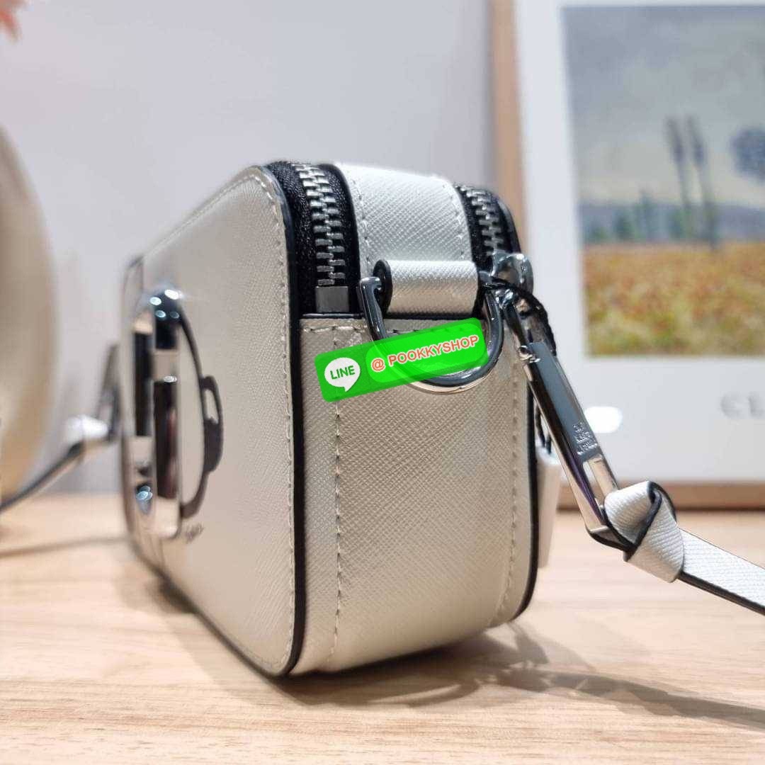 PEANUTS × MARC JACOBS THE SNAPSHOT CROSSBODY BAG คอลเลคชั่นแสนคิวท์ ที่ยกขบวนเหล่าซุปตาร์การ์ตูนมาให้แบบจัดเต็ม กับไอเท็มยอดฮิตที่โดดเด่นเป็นเอกลักษณ์ กระเป๋าสะพายข้างสุดปัง ดีไซน์ลายพรินท์ตัวการ์ตูนสุดฮอต เรียกได้ว่าไม่ซ้ำใคร!! วัสดุหนังวัว สวยอยู่ทรง เป