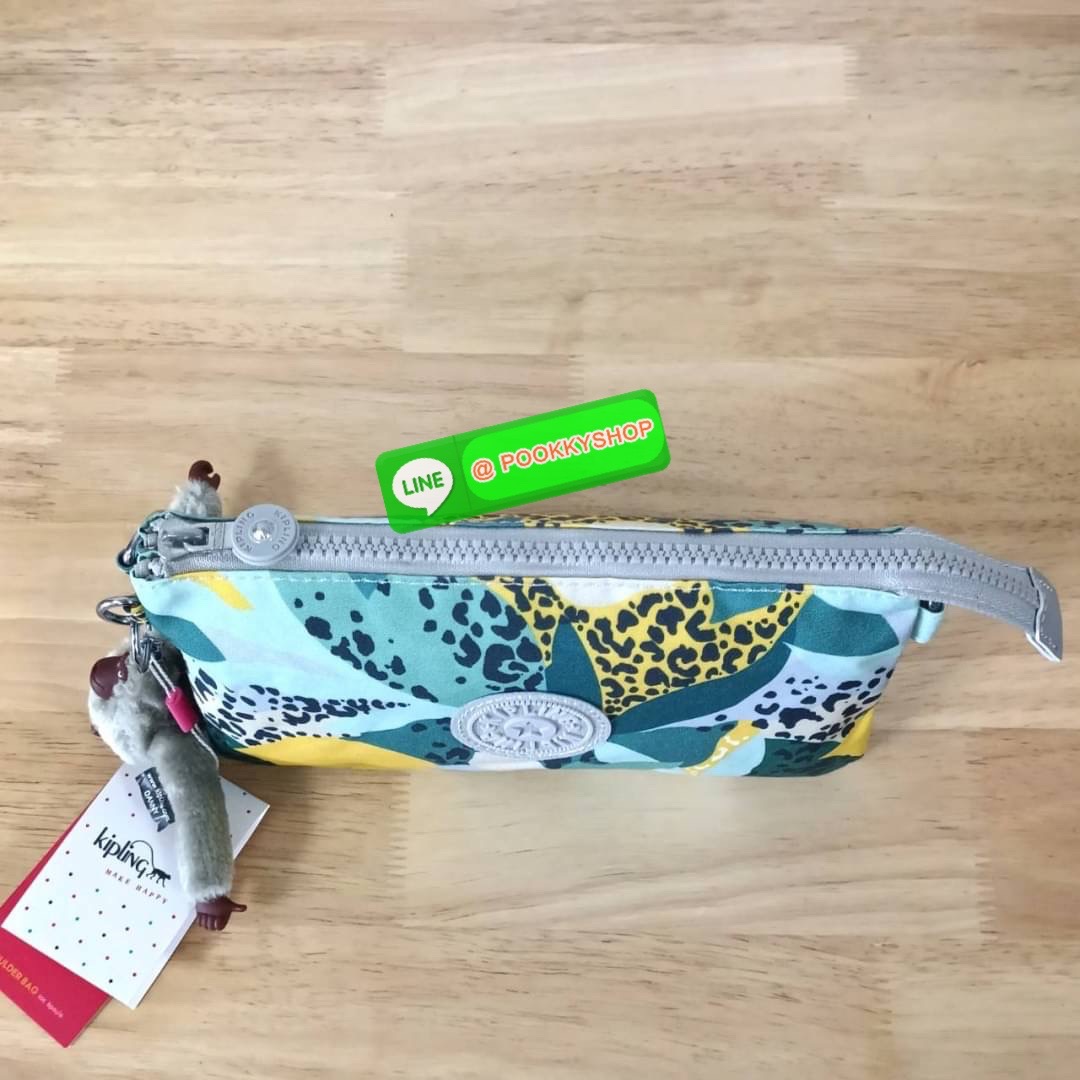 KIPLING Creativity X Crossbody Bag กระเป๋าสะพายวัสดุ Nylon&Polyester 100% ขนาดกำลังน่ารัก เปิดปิดด้วยซิป มา พร้อมพวงกุญเเจลิงน้อย ด้านในมีช่องใส่ของ2ชช่อง เพิ่มตรงกลางมีช่องซิปอีก1ช่อง มีสายคล้องพวงกุญแจ ใส่ของได้จุมาๆเลยค่ะ มีสายสะพายยาวเลื่อนปรับระดับได
