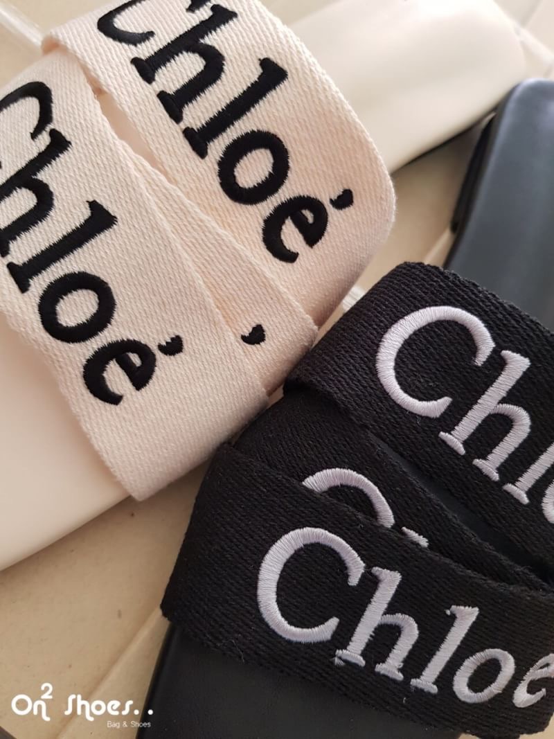 Chloe flat mule in canvas แบบใหม่ชนกระแทกช็อปกันเลยจ้า แตะสวมChloe ตัวใหม่ล่าสุด หน้าเป็นแคนวาส งานปักโลโก้ ปักสวย ปักคม ปักละเอียดเป๊ะปังดังรูปงานจริงเลยจ้า สาวสายชิวห้ามพลาดกันเด้อ