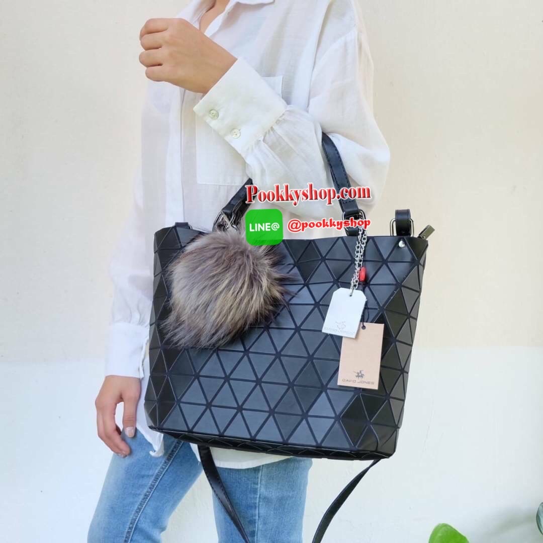 รุ่นขายดี ลาย Limited edition หายาก 👍ปรับทรงได้ 2 แบบ น่ารักมาก สวยที่สุด มาพร้อม พวงกุญแจปอมๆ เข้า set เลิศคะ กระเป๋า จากแบรนด์ David Jones กระเป๋าสะพายข้างดีไซน์เกร๋มาก สีสวยหรูมาก ขนาดกะลังดีเลย น้ำหนังเบามากคะ ภายในมีช่องเก็บของจุกจิกได้ มีถุง