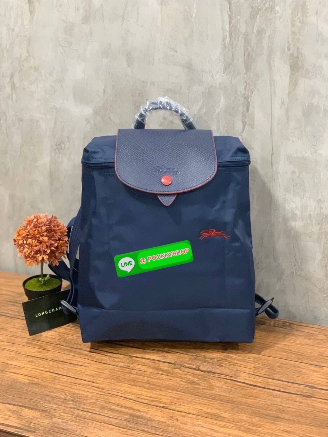 💕Longchamp LE PLIAGE Club Backpack พบกับอีกหนึ่งสไตล์ของLongchamp ที่เป็นรุ่นยอดนิยมอีกรุ่น สำหรับสาวแฟชั่นหัวทันสมัย เติมความพิเศษให้กับลุคด้วย ยังมีสีให้เลือกเยอะเรียกได้ว่าชอบสีโทนไหน ชอบแต่งตัวสไตล์ไหนก็เอาไปแมทช์กันได้เลย เป็นกระเป๋าเป้ในไม่ก