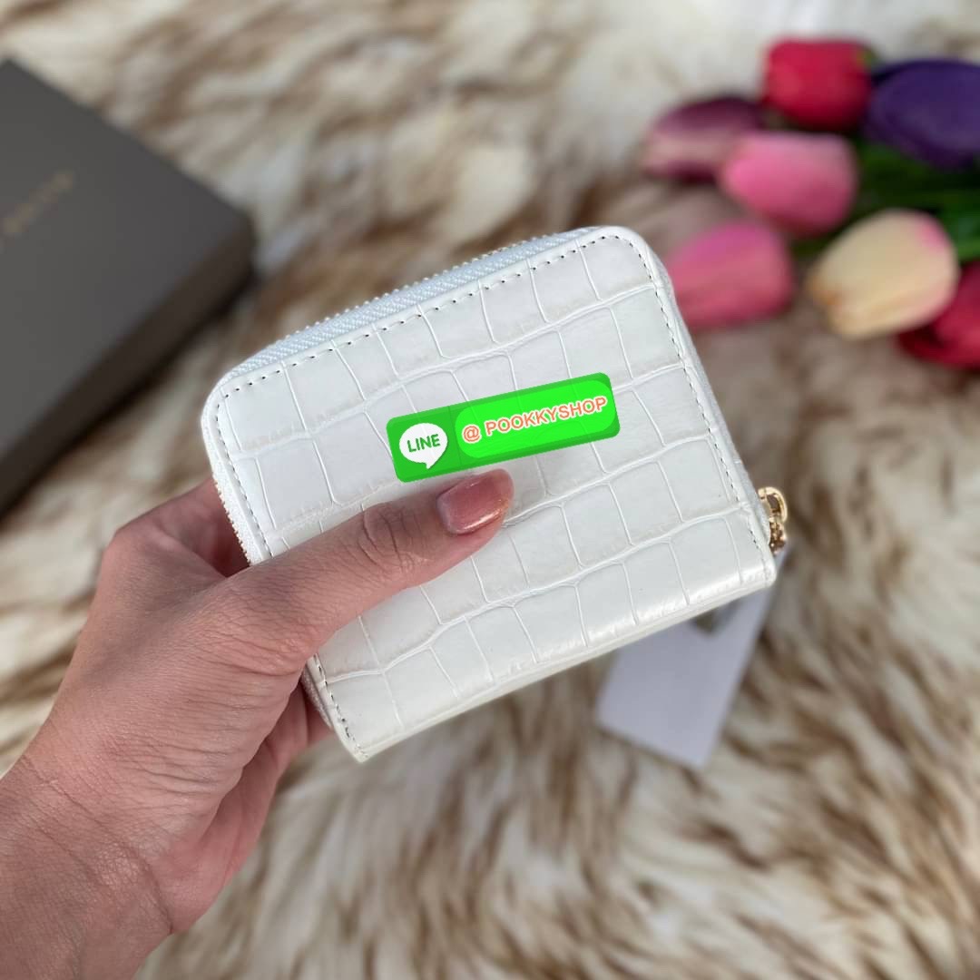 CHARLES & KEITH COMPACT WALLET กระเป๋าตังใบสั้นฟังก์ชันครบ!! ด้านหน้ามีโลโก้แบรนด์ มีช่องซิปใส่เหรียญ เปิดปิดแบบกระดุม ด้านในมีช่องใส่การ์ด 16 ช่อง มีช่องใส่ธนบัตรตามยาว ไม่ต้องพับแบงค์ค่า คุ้มมากๆเลยใบนี้