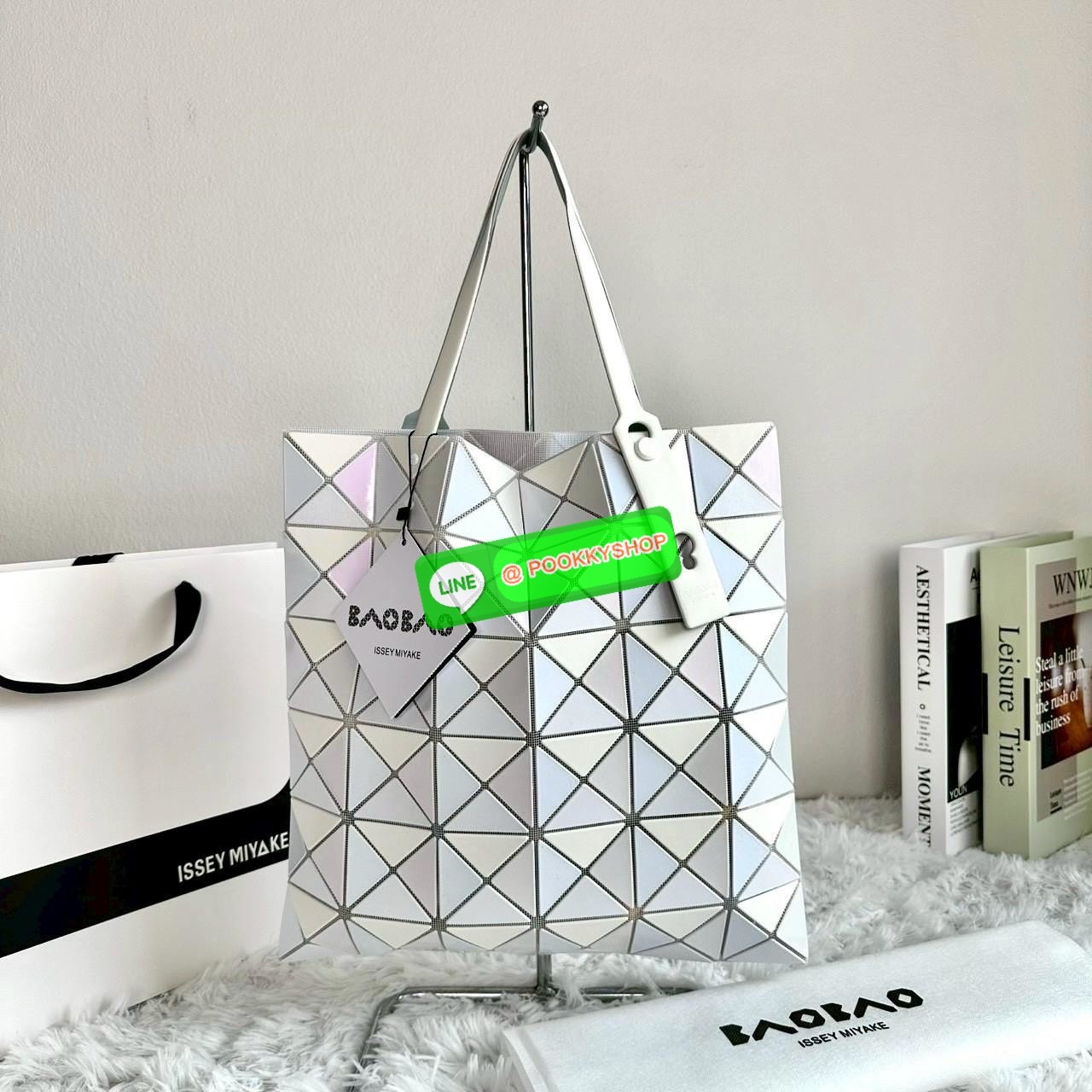 BAOBAO ISSEY MIYAKE QUATRO กระเป๋าไอคอนิกที่ไม่เคยตกเทรนด์! เรียบหรู แต่มีดีไซน์สะดุดตา โครงสร้างสามเหลี่ยมเอกลักษณ์เฉพาะของแบรนด์ ด้านในบุผ้า มีช่องซิปสำหรับเก็บของ น้ำหนักเบา สะพายสบาย ใส่ของได้เยอะมาก