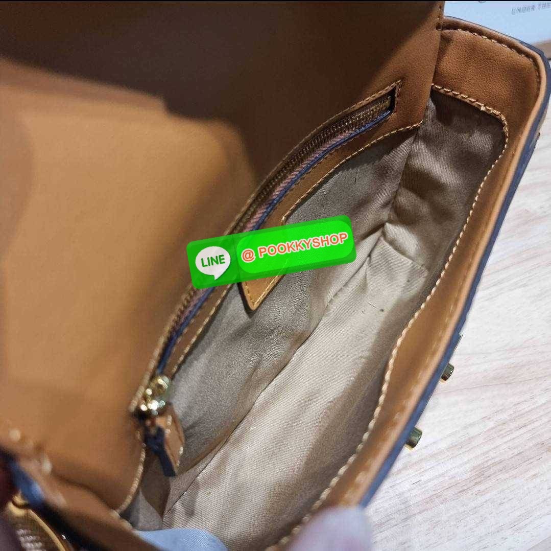 MCM SMALL MILLIE CROSSBODY IN VISETOAS กลับมาแน่นๆกับไอเท็มสุดฮิต!! ดาราเซเลปใช้กันเพียบ กระเป๋าสะพายข้าง ดีไซน์กึ่งสปอร์ต แต่แฝงความหรูในตัว ใช้งานง่ายด้วยขนาดที่พอเหมาะ และสายสะพายสปอร์ตที่สะพายคาดได้สะดวก จะสะพายข้าง สะพายแบบคาดอก ก็ดูดีไปหมด เปิด-ปิดด