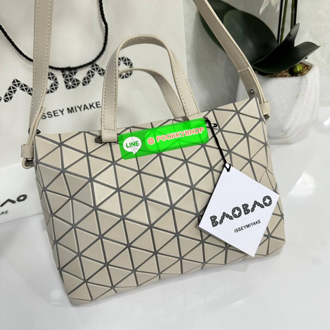 Bao Bao issey Miyake Tonneau Small Matte Bao Bao Issey Miyake รุ่น TONNEAU (ทอนโนะ) กระเป๋าทรง Boston Bag ที่โดดเด่นด้วยลายแพทเทิร์น 3 เหลี่ยมด้านเท่าเรียงต่อกัน ทำให้กระเป๋าใบนี้มีความโดดเด่นทั้งในเรื่องของดีไซน์ที่ทันสมัย และการใช้งานที่ครบทุกฟังก์ชั่น