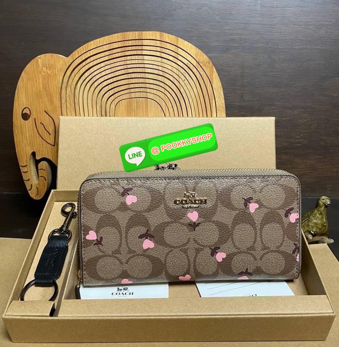 COACH ACCORDION ZIP WALLET IN SIGNATURE CANVAS กระเป๋าสตางค์ใบยาว ซิปรอบ ใช้งานง่าย ด้วยฟังค์ชั้น ด้านใน ใส่บัตรได้จุใจ มีช่องซิปใส่เหรียญตรงกลาง โดนใจหลายๆคนไปเรียบร้อยและคลาสสิค เรียบหรูดูแพงตลอดกาล ยกให้รุ่นนี้เลย
