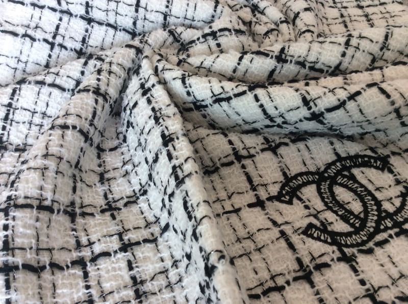 ราคานี้หาซื้อที่ไหนไม่ได้แล้ว พลาดแล้วจะเสียใจพูดเลยยคร้าา!! ของถูกและดีมีที่ร้านนี้จริงๆค่ะ Brand: CHANEL New ARRIVAL ผ้าคลุมไหล่ ผ้าพันคอ CHANEL คอเลคชั่นใหม่ปี 2018 ผ้า wool เนื้อดี เนื้อหนา นุ่ม ทอลาย ปักรูปสัญลักษณ์แบรนด์ ลายคมชัดค่ะ หนาวนี้ห้ามพลาดน