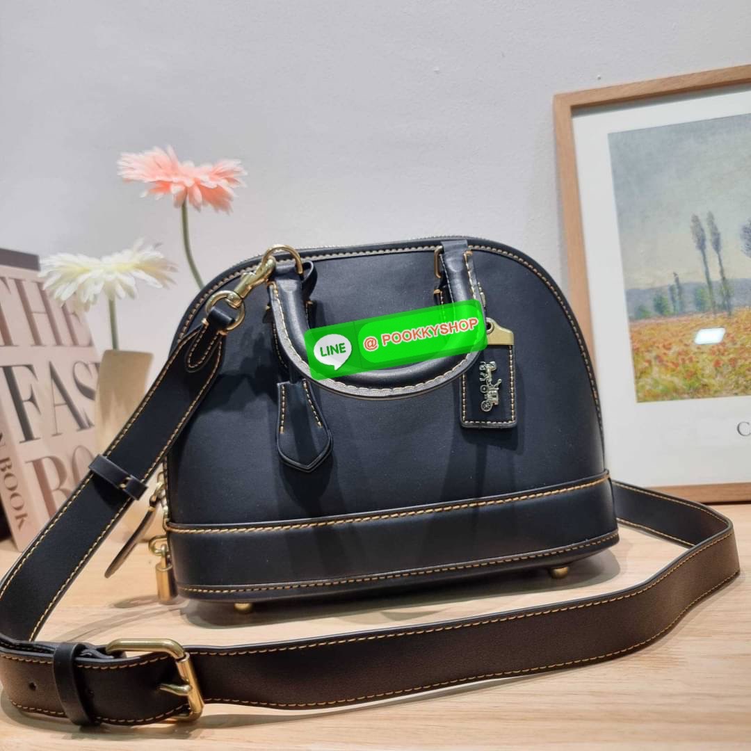 COACH CC411 REVEL BAG ใหม่ล่าสุด พร้อมสวยก่อนใคร กับกระเป๋าทรงโดมรุ่นใหม่ ที่สาวๆอดใจไม่ไหวแน่นอน สวยครบเครื่อง เกินต้านที่สุด รูปทรงคลาสสิค วัสดุหนังแท้เต็มใบ มือจับในตัว เลิศๆกับกุญแจที่ล็อคกันขโมยได้ เปิด-ปิดด้วยซิป ภายในโล่งกว้าง มีสายสะพายครอสบอดี้มา