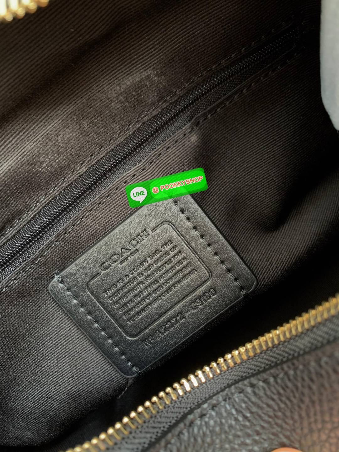 COACH JULES HOBO BAG ((C9189//9190)) 🌍พร้อมส่งที่ไทย! ต้องบอกก่อนว่าหนังรุ่นนี้อย่างดี นิ่มมากๆ สัมผัสแล้วรู้สึกละมุน กับกระเป๋าใบใหญ่ ทรงสวย เปิดปิดกระเป๋าแบบซิปมีหนังห้อยเพิ่มความเก๋ตรงหัวซิปค่ะ ภายในกระเป๋ากว้างมาก ใส่สัมภาระได้ครบครัน หายห่วงเ