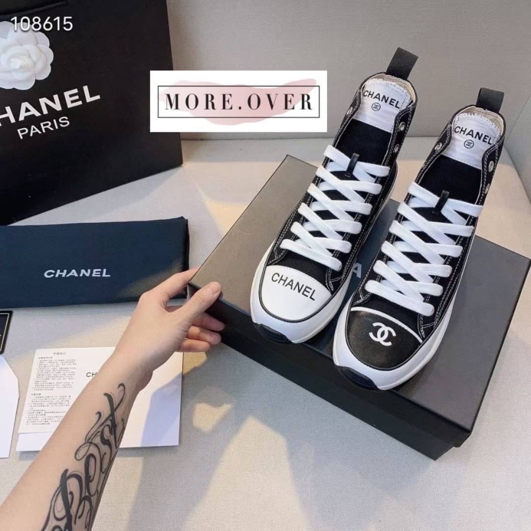 ** รองเท้าผ้าใบหุ้มส้นสีดำ CHANEL งานพร้อมส่งไม่ต้องรอพรีคะ Brand : CHANEL งานสวยหรู เกรด Hi-end ค่ะ แบรนด์ CHANEL คู่นี้ผ้าใบหุ้มข้อสูง สวยหรู สายสปอร์ตกันเลยจ้า ใส่กับกางเกง ใส่กับเดรสก็เลิศสุดๆค่ะ งานสวยแบบเดียวกับช็อปเลยจ้า มีของพร้อมส่งคะ เกรด hi-end