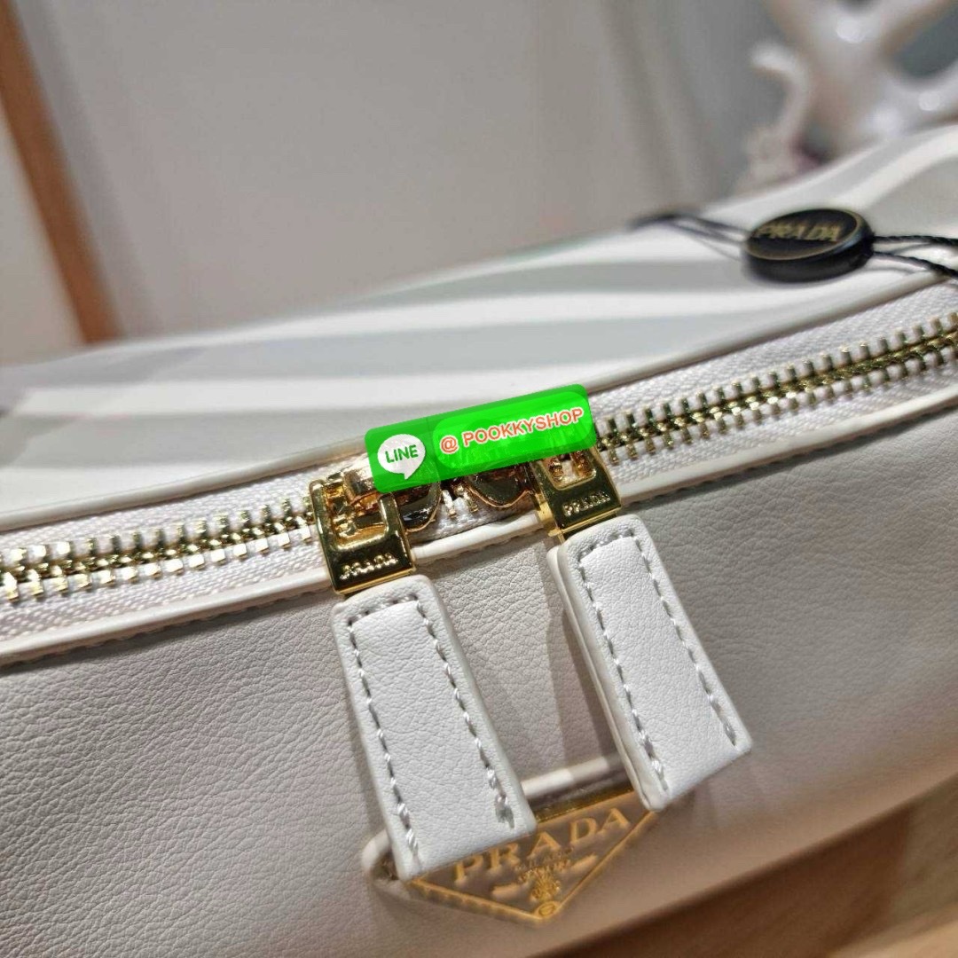 PRADA MEDIUM LEATHER HANDBAG 🔆 Details สะเทือนวงการแฟชั่นแบบสุด! กับกระเป๋าสะพายไหล่พรีเมี่ยมกิ๊ฟ ดีไซน์เก๋และมาแรงมาก สาวๆหนุ่มๆติดแกลมต้องไม่พลาด สวยดูแพง หูสะพายคล้องไหล่สะดวก ปากกระเป๋ามีซิปรูดเปิดปิดง่าย ภายในแบ่งสัดส่วนสวย โล่งกว้าง มีทั้งช่