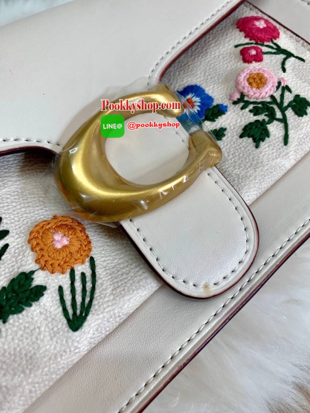 COACH TABBY FLORAL-EMBROIDERED SIGNATURE LEATHER SHOULDER BAG กระเป๋าคล้องไหล่ได้//สะพายข้างได้ หนังแท้นุ่มมากค่ะ จุดเด่นด้านหน้าเป็นรูปดอกไม้งานปักสวยงามมากๆค่ะ เปิดปิดกระเป๋าแบบแม่เหล็ก ภายในมี2ช่องใหญ่ ใส่กระเป๋าเงินใบยาวขนาดปกได้;ของจำเป็นสาวๆได้ครบเล