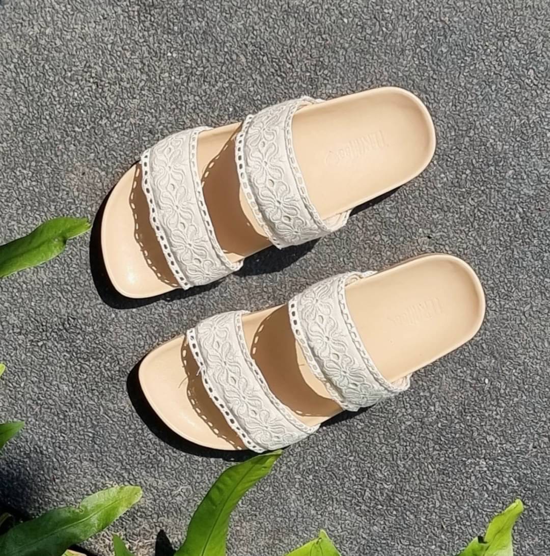 งานเข้าใหม่ พร้อมส่ง แบบมาใหม่ล่าสุด รองเท้าแตะสวม2คาดงานผ้าลูกไม้น่ารักมากคะนิ่มใส่สบายจร้า