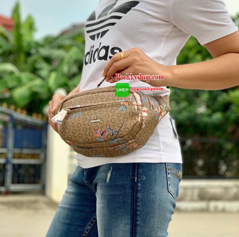 New arrival !! GUESS G LOGO FANNY PACK BELT BAG พร้อมส่ง รุ่นแนะนำเลยค๊าา กระเป๋าคาดเอว//คาดอก ได้ วัสดุ pvc อย่างดี หนังนิ่มดีมากค่ะ ตัวกระเป๋าออกแบบลาย G ทั้งใบ ผสมลาย multi floral เข้ามาได้สวยงามน่าใช้มากๆค่ะ ด้านหน้ามีโลโก้แบรนด์ และช่องซิปเล็กสำหรับใ