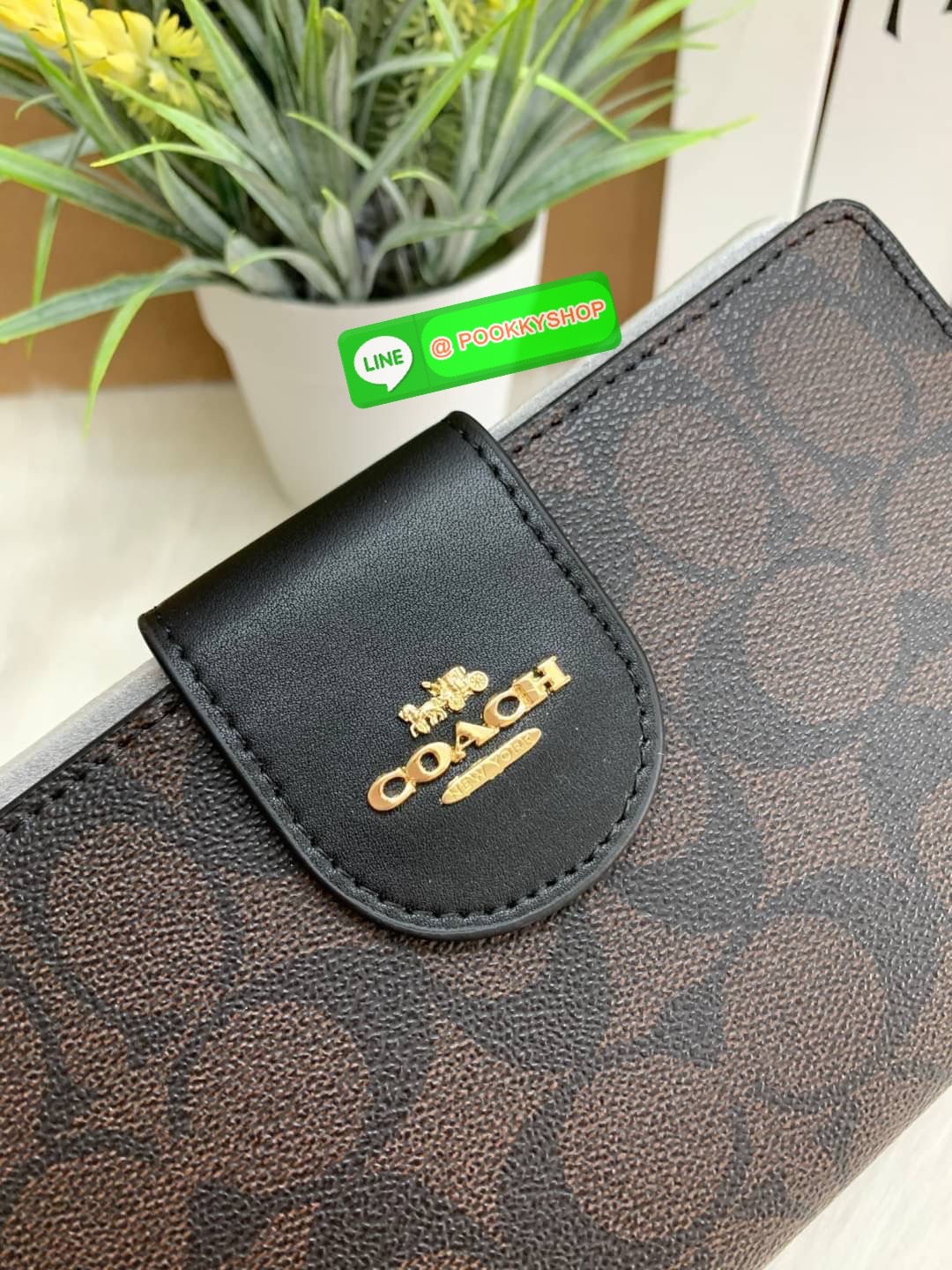 COACH TECH WALLET IN COLORBLOCK SIGNATURE ((C2874)) ✔️กระเป๋าเงินใบยาว หนังแท้ พร้อมสายคล้องมือในตัวค่ะ ✔️เปิดปิดด้านหน้าแบบฝากระดุม ภายในมีช่องใส่ธนบัตร2ช่อง ;สามารถใส่มือถือ iphone 10 xs max ได้เลยค่ะ ✔️มีช่องเสียบธนบัตร7ช่อง;พร้อมช